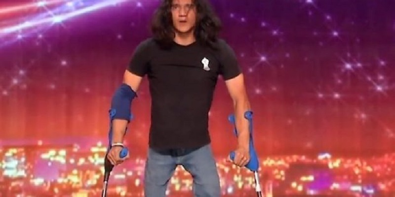 [Vidéo] / La France a un incroyable talent : ce danseur de breakdance né avec un handicap bouleverse le jury par sa prestation