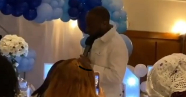 [Vidéo] L’émouvante prière de Davido à Dieu pour son fils lors de son baptême
