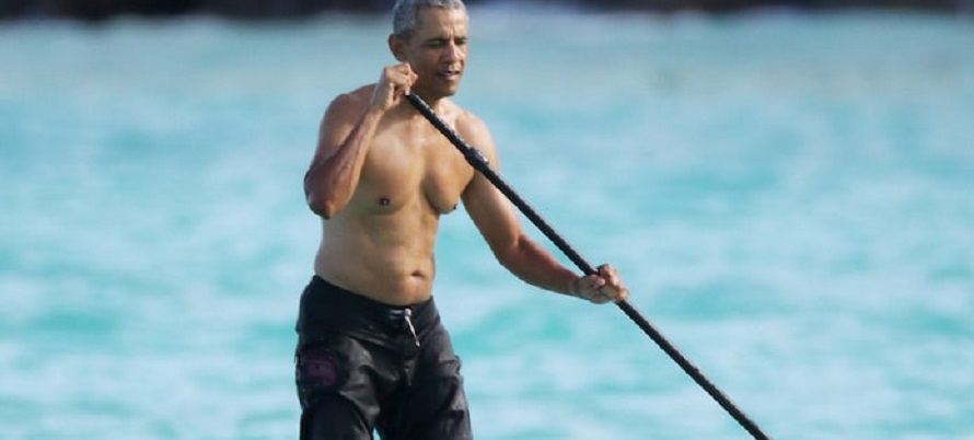 [Vidéo] Loin des problèmes du monde, Barack Obama, torse nu, s’offre une expérience de paddle board