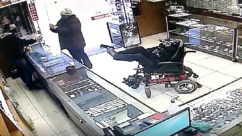 Muet et en fauteuil roulant, il arrive à braquer un magasin… avec ses pieds