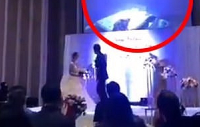 [Vidéo] Pour se venger de l’infidélité de sa fiancée, le fiancé diffuse une vidéo de preuve le jour du mariage devant les invités et la famille