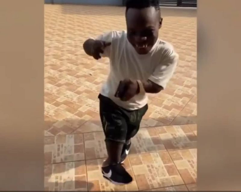 [Vidéo] Shatta Bandle, le nain autoproclamé le plus riche d’Afrique, porterait des baskets fake