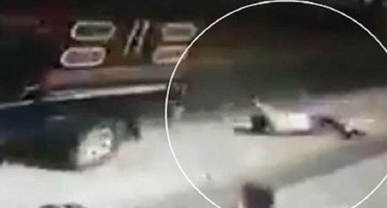 [Vidéo] Pour n’avoir pas tenu ses promesses de campagne, un maire attaché à une camionnette puis traîné à travers la ville