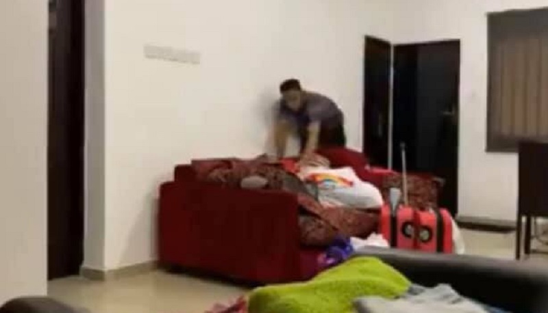 [Vidéo] Un répétiteur pris en flagrant délit de vol dans la maison des parents de son élève