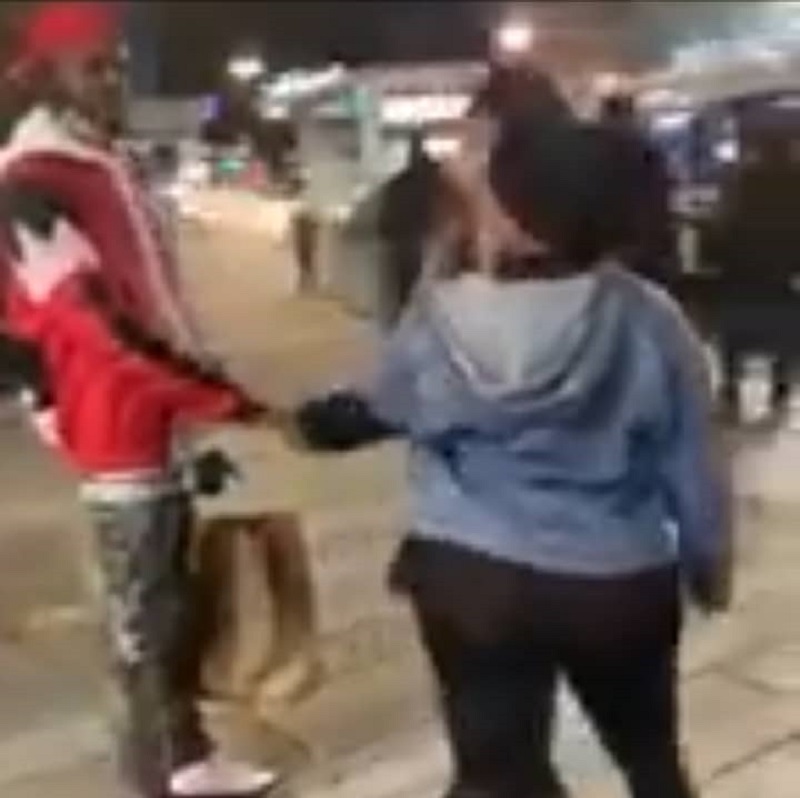 [Vidéo] Victime d’une trahison amoureuse, elle déshabille en public son chéri qu’elle prend en charge