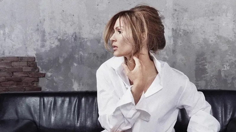 Vitaa aux côtés de Brigitte Macron : la photo qui surprend les internautes