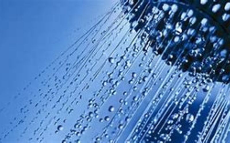 Voici ce qui arrive à nos cheveux et à notre corps si l’on prend une douche froide le matin