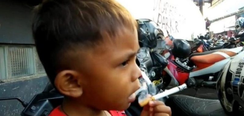 Voici comment l’enfant de 2 ans qui fumait 40 cigarettes par jour a arrêté (vidéo)