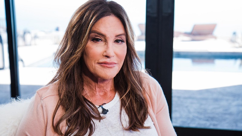 Caitlyn Jenner : seins nus dans sa piscine, le père de Kendall et Kylie Jenner pose avec sa médaille olympique