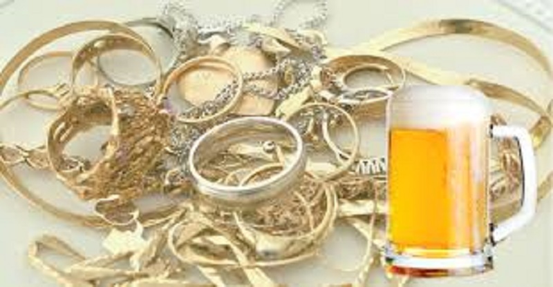 Voici les raisons pour lesquelles il faut mettre ses bijoux en or dans un verre de bière