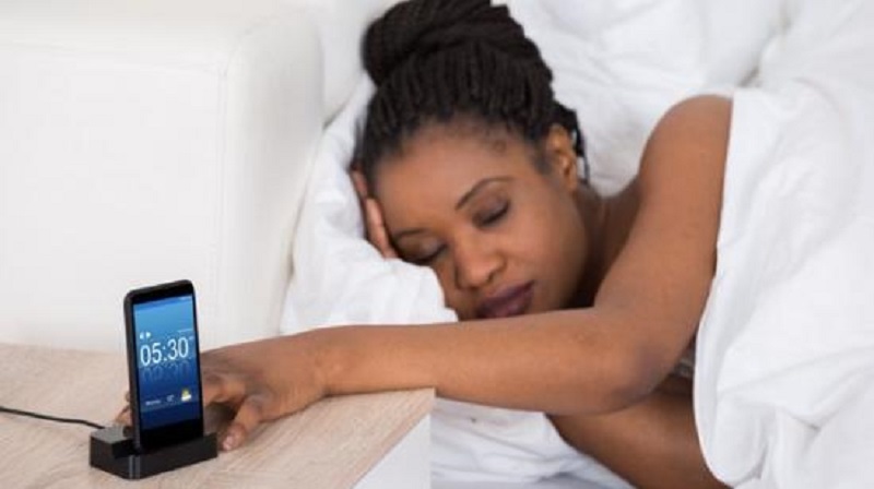 Voici pourquoi il est déconseillé de s’endormir près de son téléphone portable