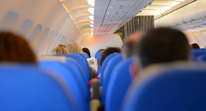 Voici pourquoi il est dangereux de dormir dans l’avion
