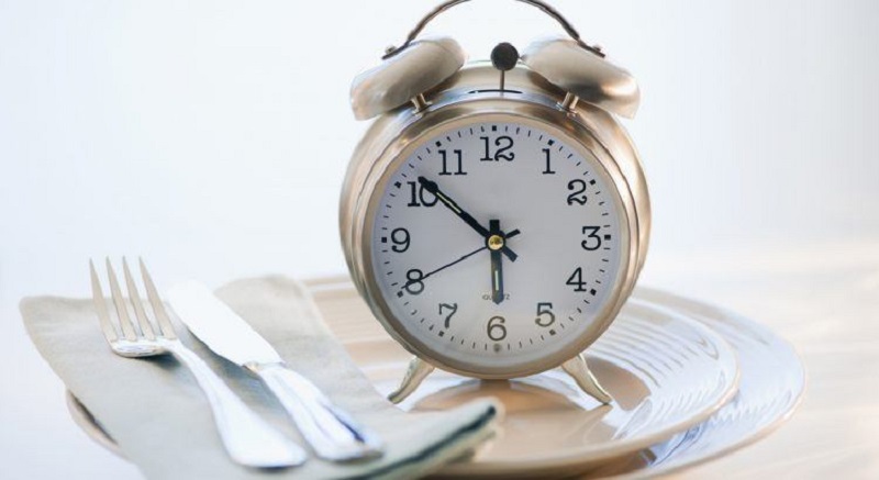 Voici pourquoi il faut dîner avant 18 heures