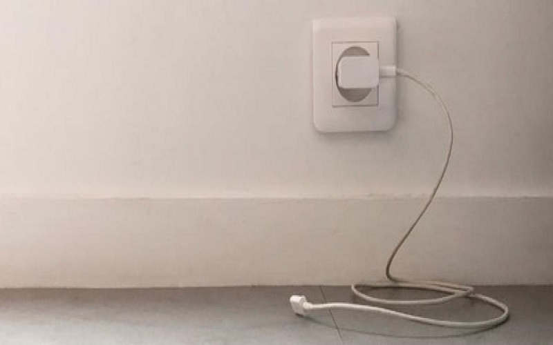 Voici pourquoi il ne faut jamais laisser un chargeur branché à vide
