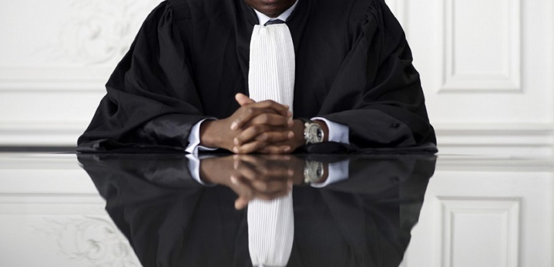 Voici pourquoi les avocats portent une robe noire