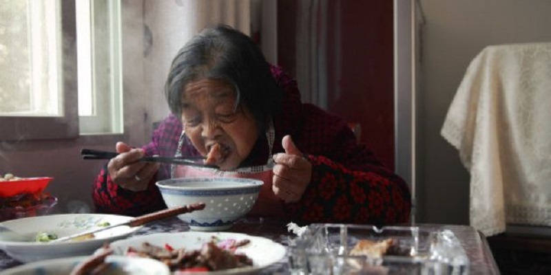 Voici pourquoi manger seul fait prendre du poids