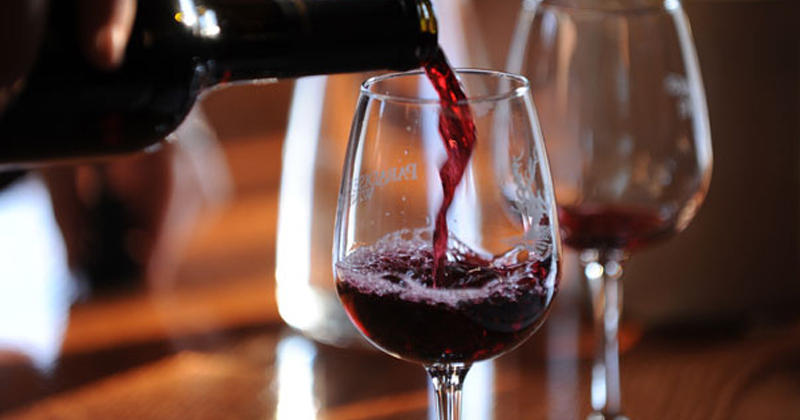 Voici une astuce infaillible pour rafraîchir du vin rapidement sans glaçons