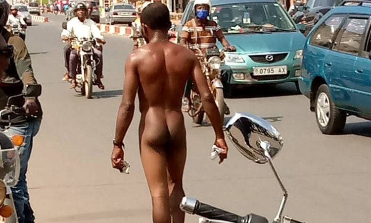 Togo : un voleur escorté tout nu chez lui à la maison (photo)