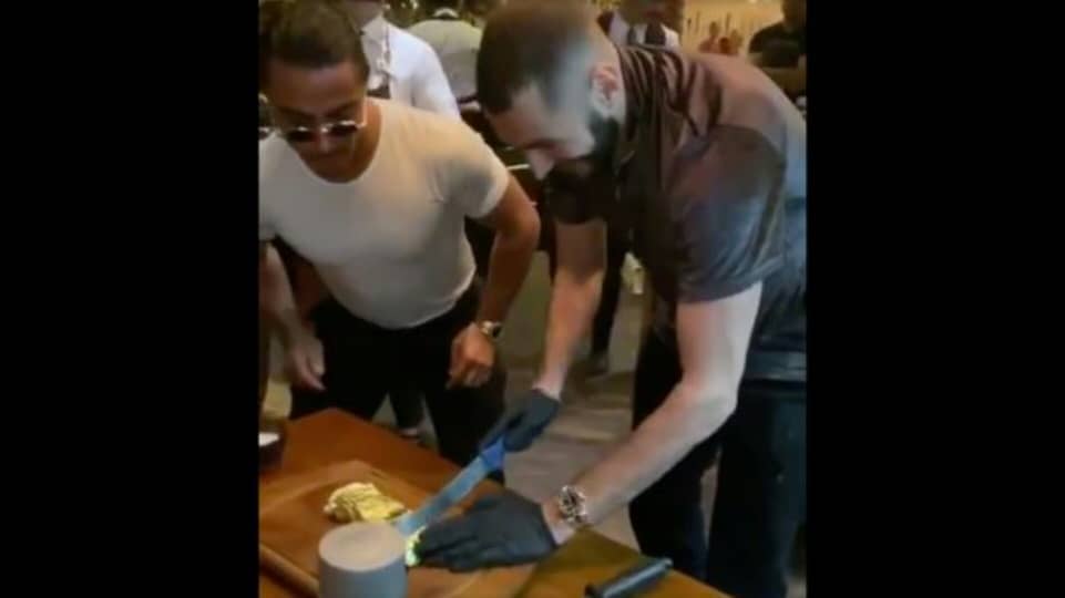 [ Vidéo ] Pour son anniversaire, Karim Benzema s’offre une viande en or