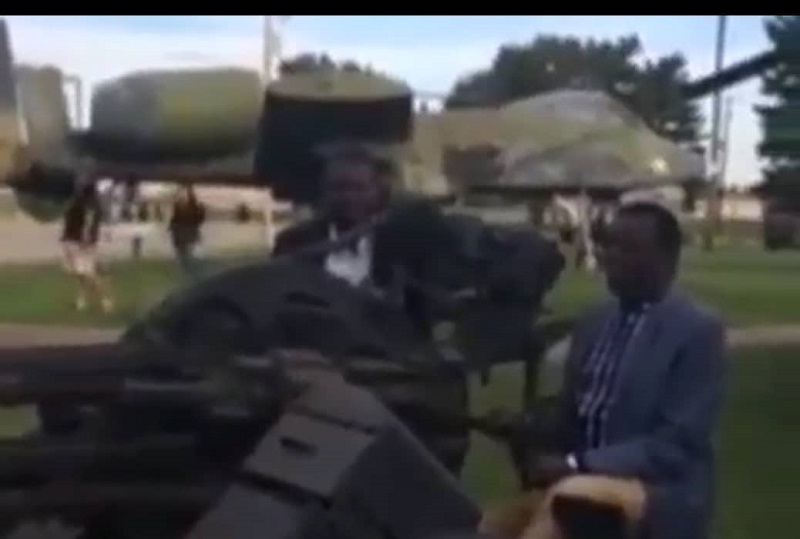 Togo : l’Apôtre William Tetey prend une arme de guerre pour chasser les « démons » (vidéo)