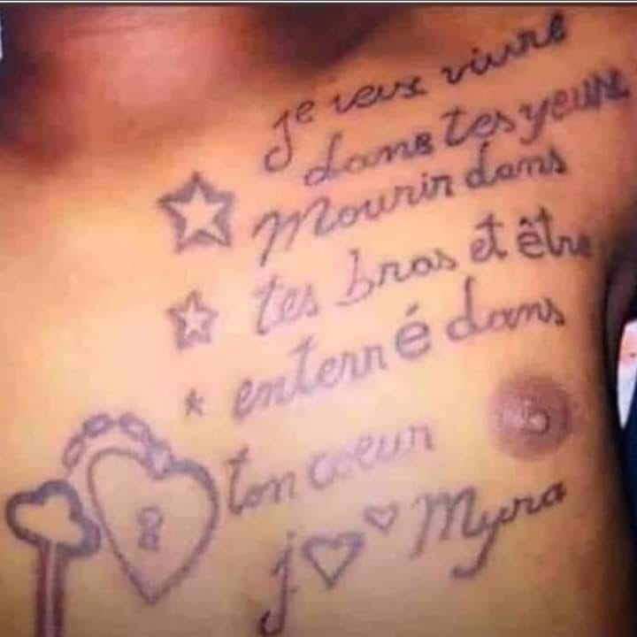 Amoureux, il tatoue les mots doux et le prénom de sa compagne sur la poitrine (photo)