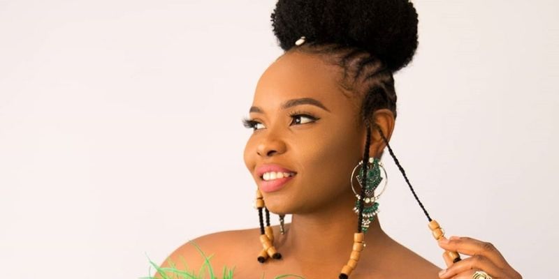Yemi Alade : la chanteuse dévoile sa poitrine dans un décolleté XXL