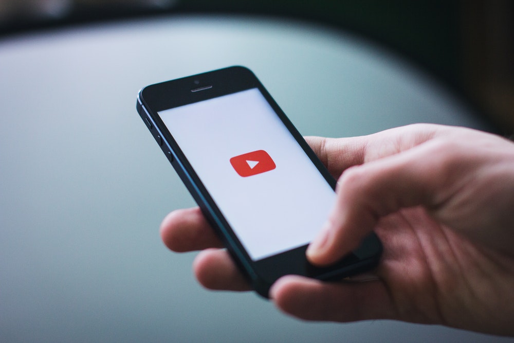 YouTube : comment écouter de la musique sur son mobile avec l’écran éteint