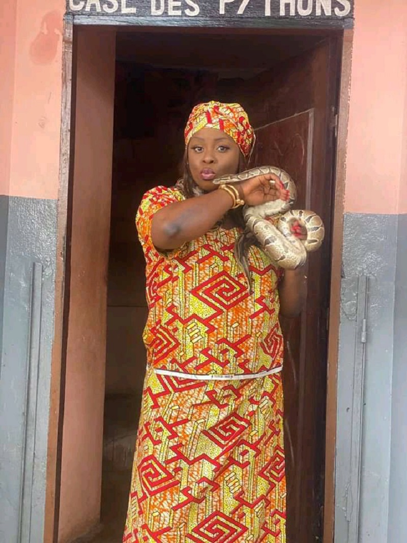Yvidero : la web-humoriste ivoirienne en visite au temple des pythons de Ouidah
