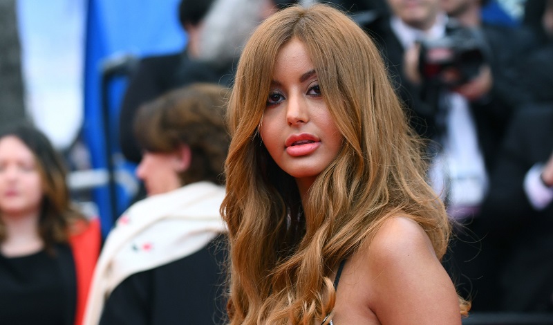 Zahia en string dans les bras d’un homme, les internautes le jalousent (photo)
