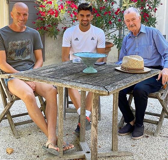 Enzo Zidane dévoile une rare photo de son père Zidane et de son grand-père Smaïl
