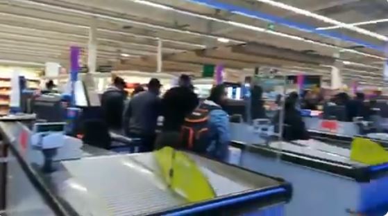 Un magasin vend par erreur des Smart Tv à 20 000 Fcfa  ;la police obligée d’intervenir
