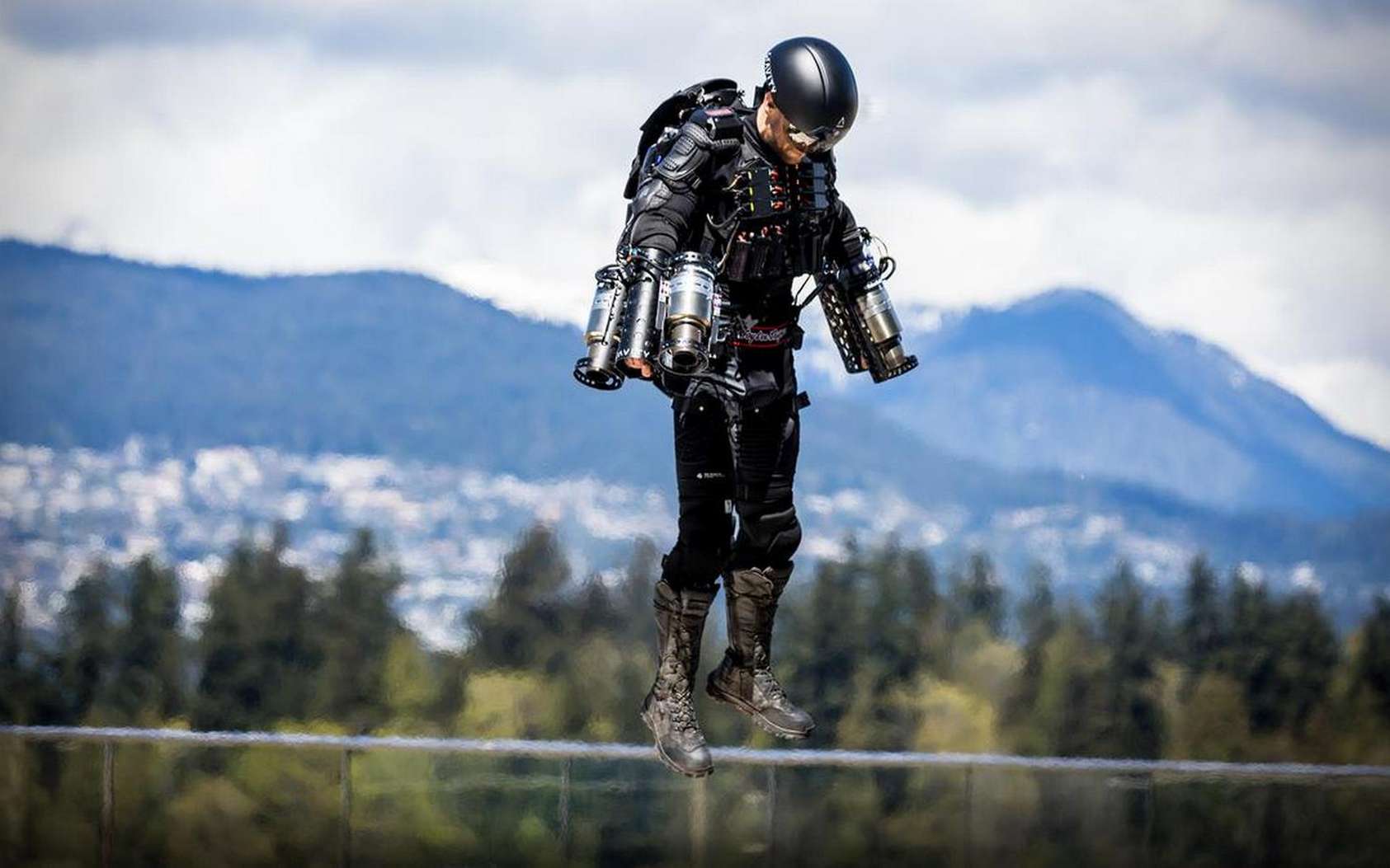 Il vole comme Iron Man et bat le record du monde de distance en jetpack (vidéo)