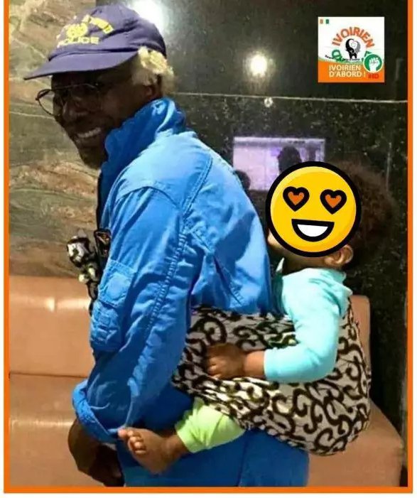 Alpha Blondy : une photo de la star avec un bébé au dos, enflamme la Toile (photo)