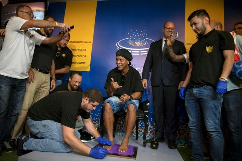 Ronaldinho dépose les empreintes de ses pieds au panthéon du football brésilien