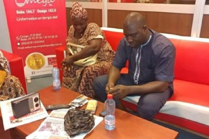 Burkina Faso : Elle ramasse un demi-million de FCFA, fait un communiqué à la radio et remet au propriétaire