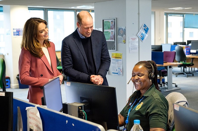 Coronavirus : Kate Middleton et le prince William, premiers membres de la famille royale à visiter un centre d’appels