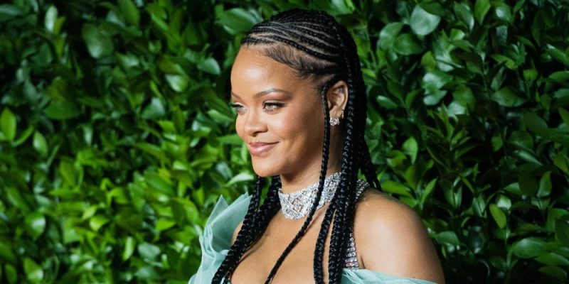 Rihanna fait monter la température en portant de la lingerie sexy en dentelle (photos)
