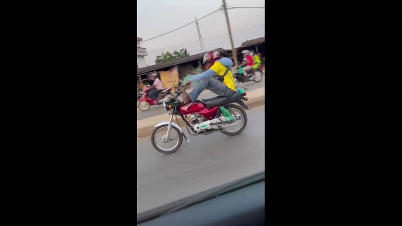 Quand un conducteur de taxi-moto se donne en spectacle (vidéo)