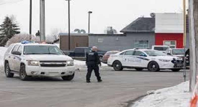 Confinement : un garçon cache sa petite amie dans le coffre de sa voiture pour être avec elle