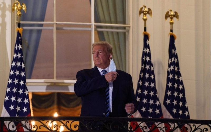 De retour à la Maison Blanche, Donald Trump enlève son masque
