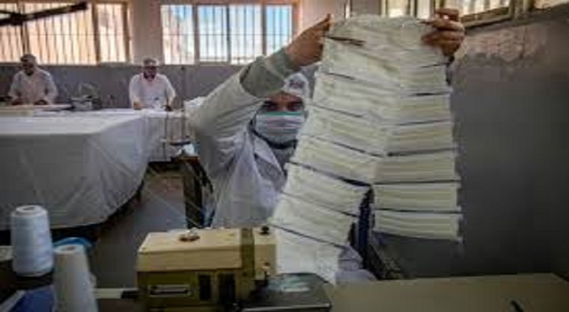 Maroc : des détenus confectionnent des masques de protection en prison
