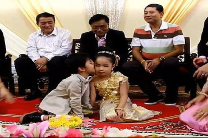 Thaïlande : des jumeaux de six ans se marient lors d’une cérémonie bouddhiste pour cette raison