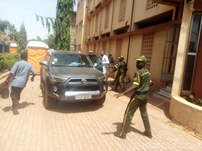Burkina Faso : le DG de la poste hué et chassé par ses agents