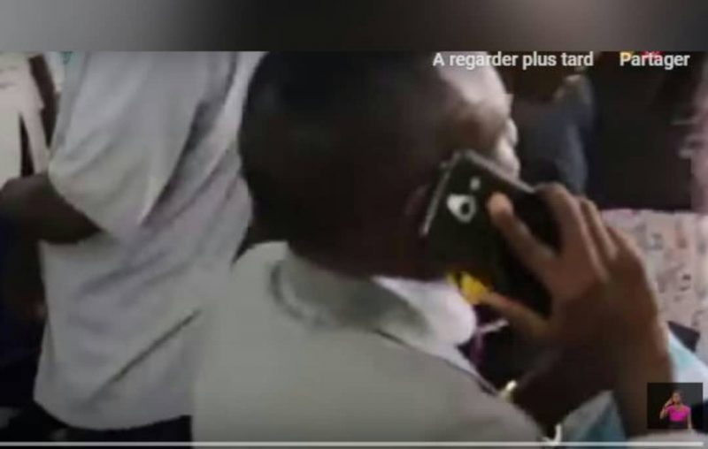[Vidéo] Ce pasteur affirme avoir le numéro de « Dieu » et le contacte en direct !