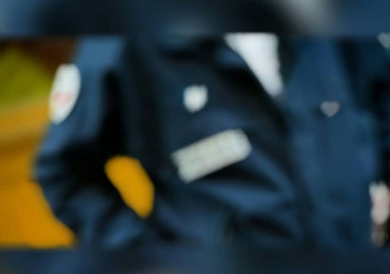 Un homme arrêté en voiture avec sa femme morte dans une valise
