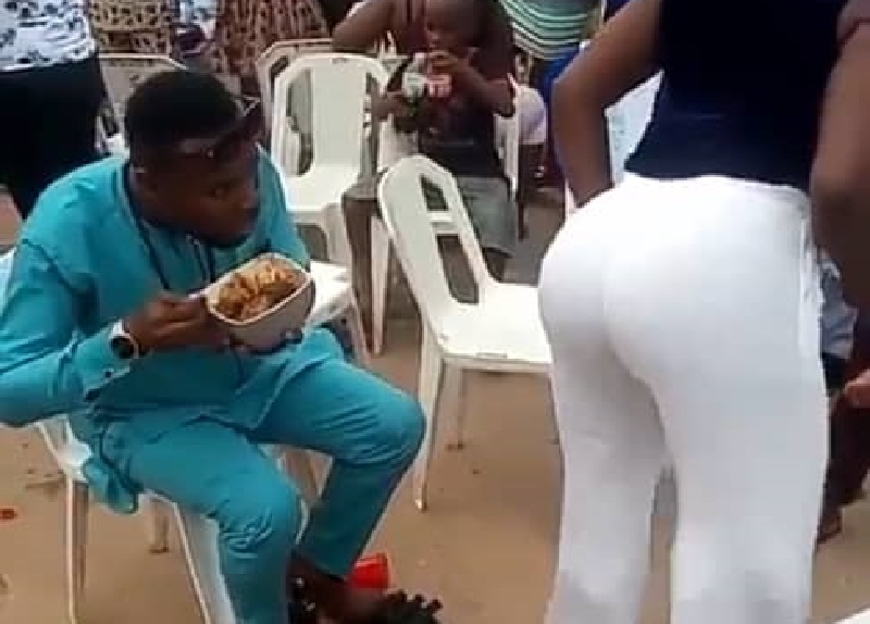 Séduit par la danse de cette dame aux grosses fesses, il se laisse emporter (vidéo)