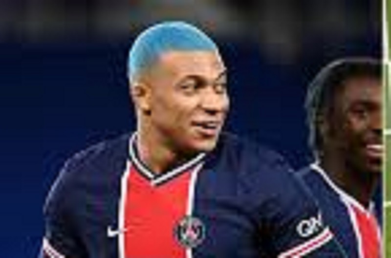 Il imite (presque) le nouveau look de M’bappé et se fait tondre les cheveux par ses ainés (vidéo)