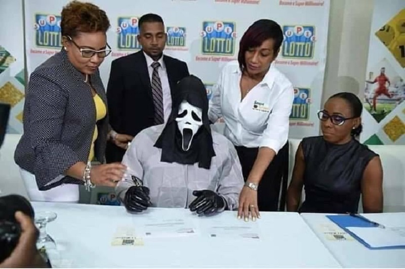 Ghana : il gagne au loto et exige prendre son chèque le visage masqué