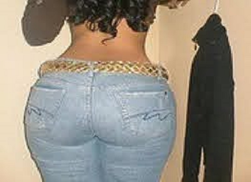 Il passe son temps à contempler le derrière d’une femme ; ce qui arrive ensuite est sans surprise (vidéo)