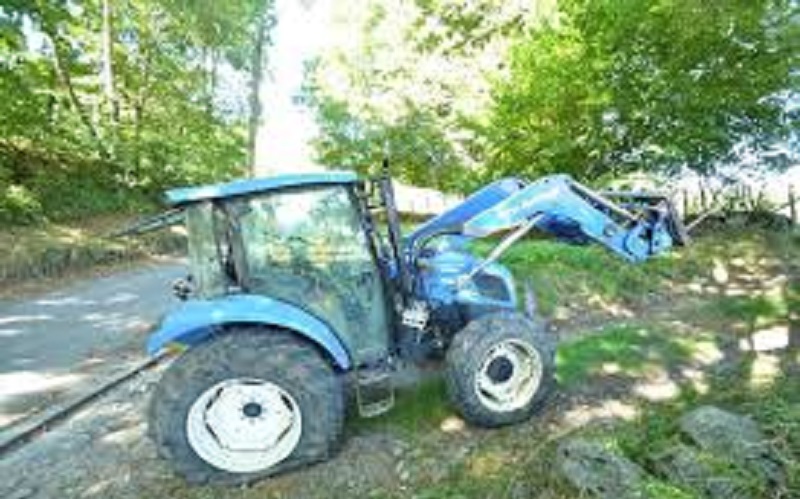 Ils règlent leur différend à coups de tracteur et de fusil